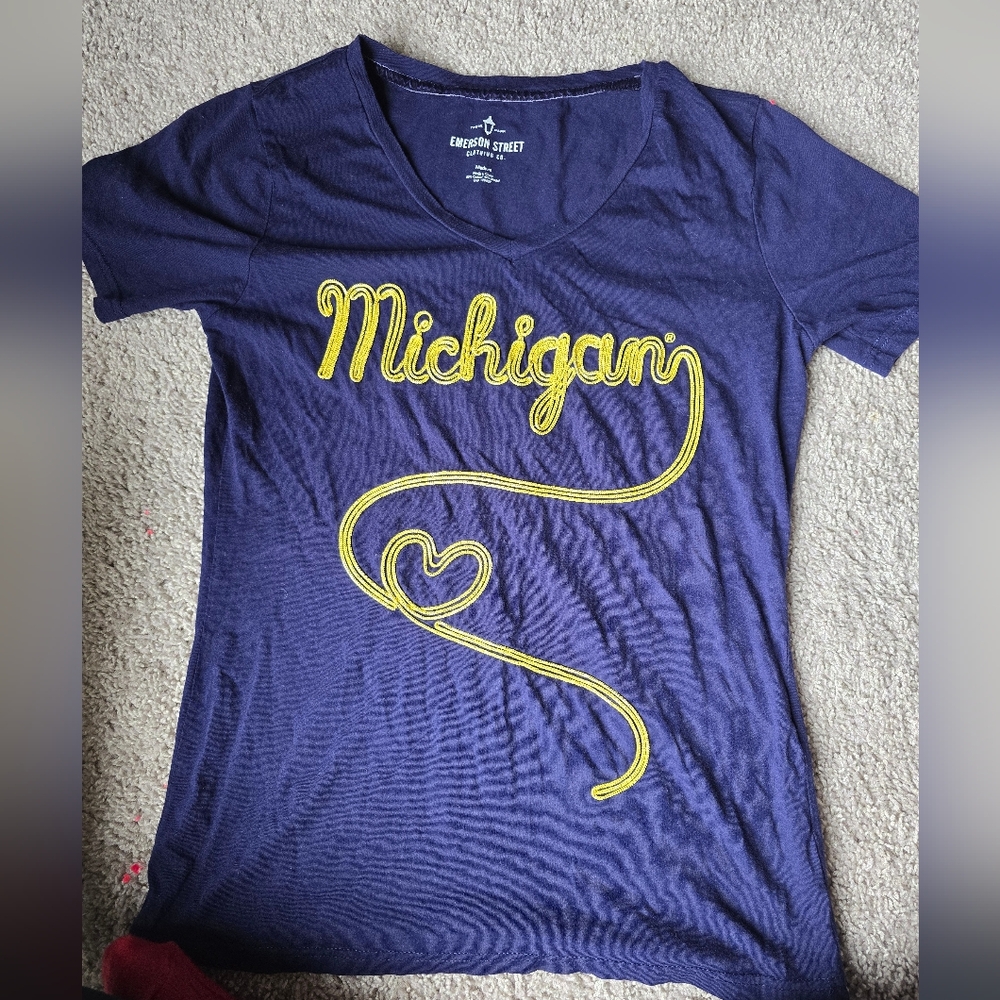 Emerson Street M Maize & Blie Michigan Beaded Heart Graphic Tee